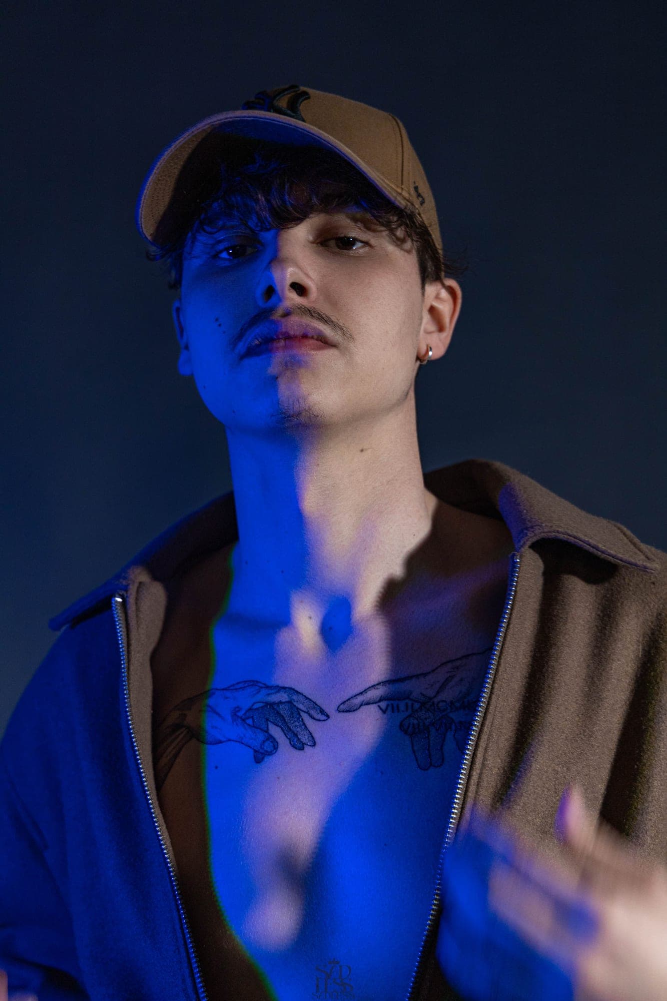 Studijski portret izvajalca v modri luči
