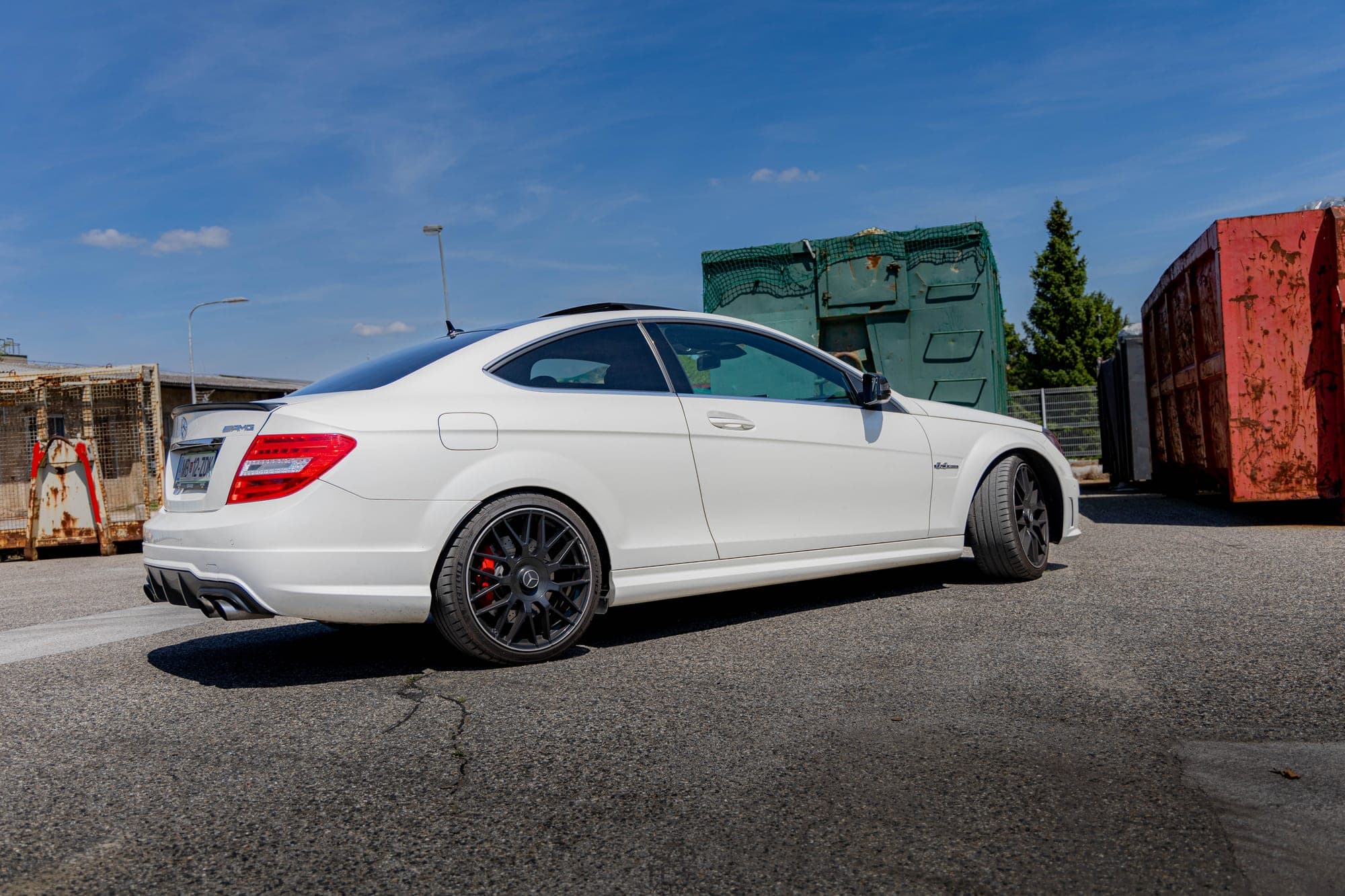Bel Mercedes-AMG C63 coupé v industrijskem okolju