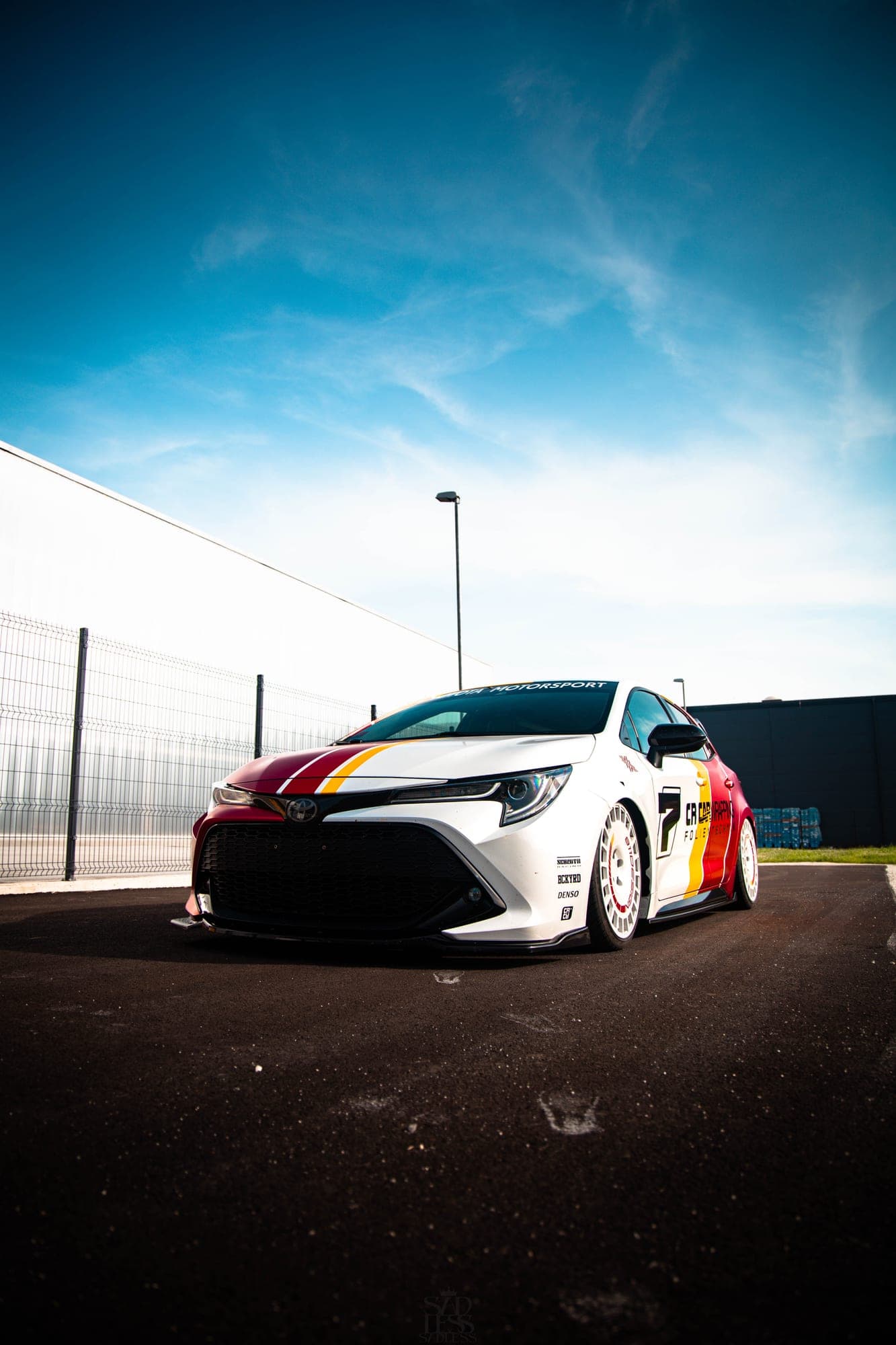 Toyota Corolla z livrejo pod jasnim modrim nebom