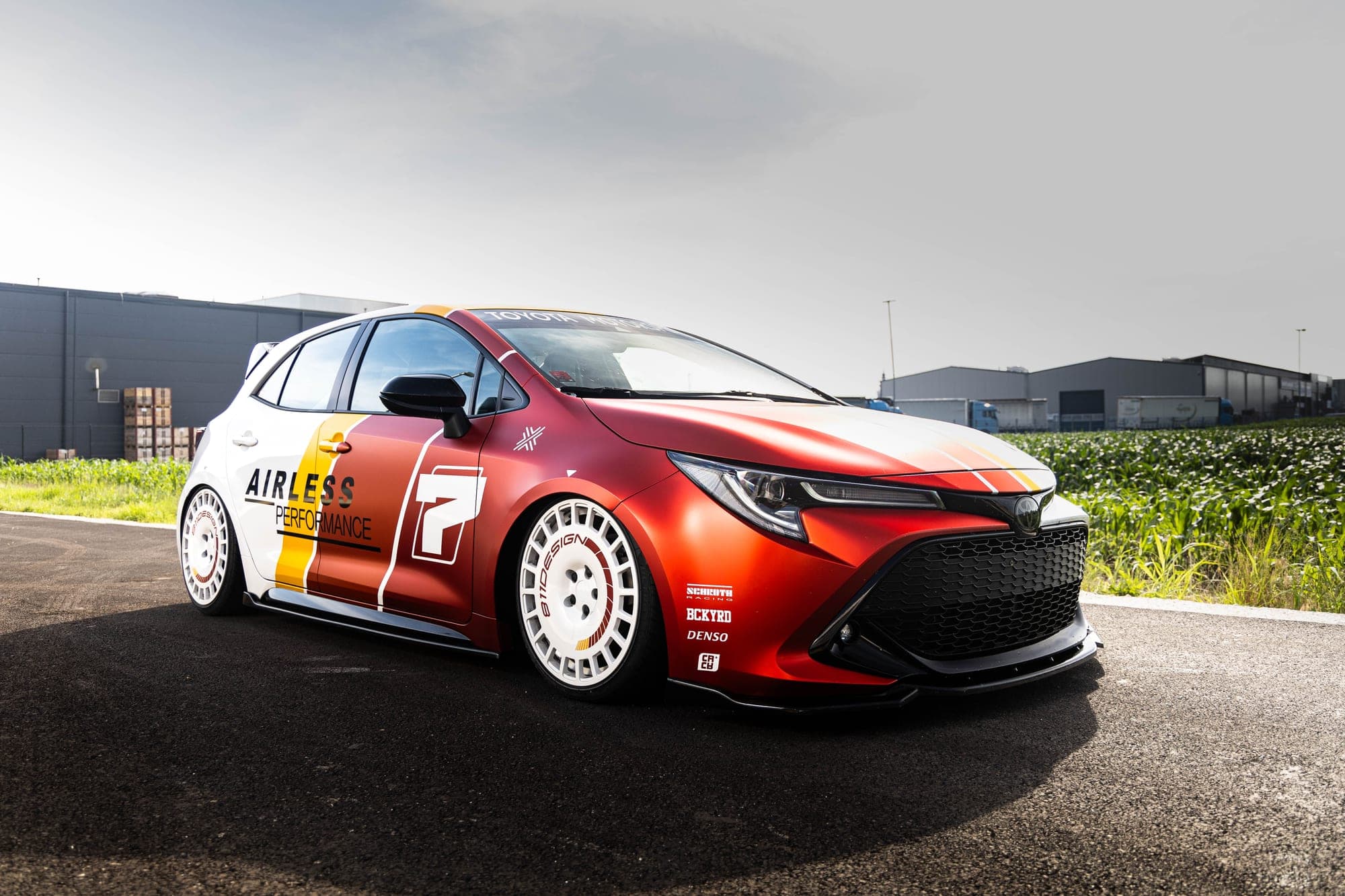 Toyota Corolla pod dramatičnim oblačnim nebom
