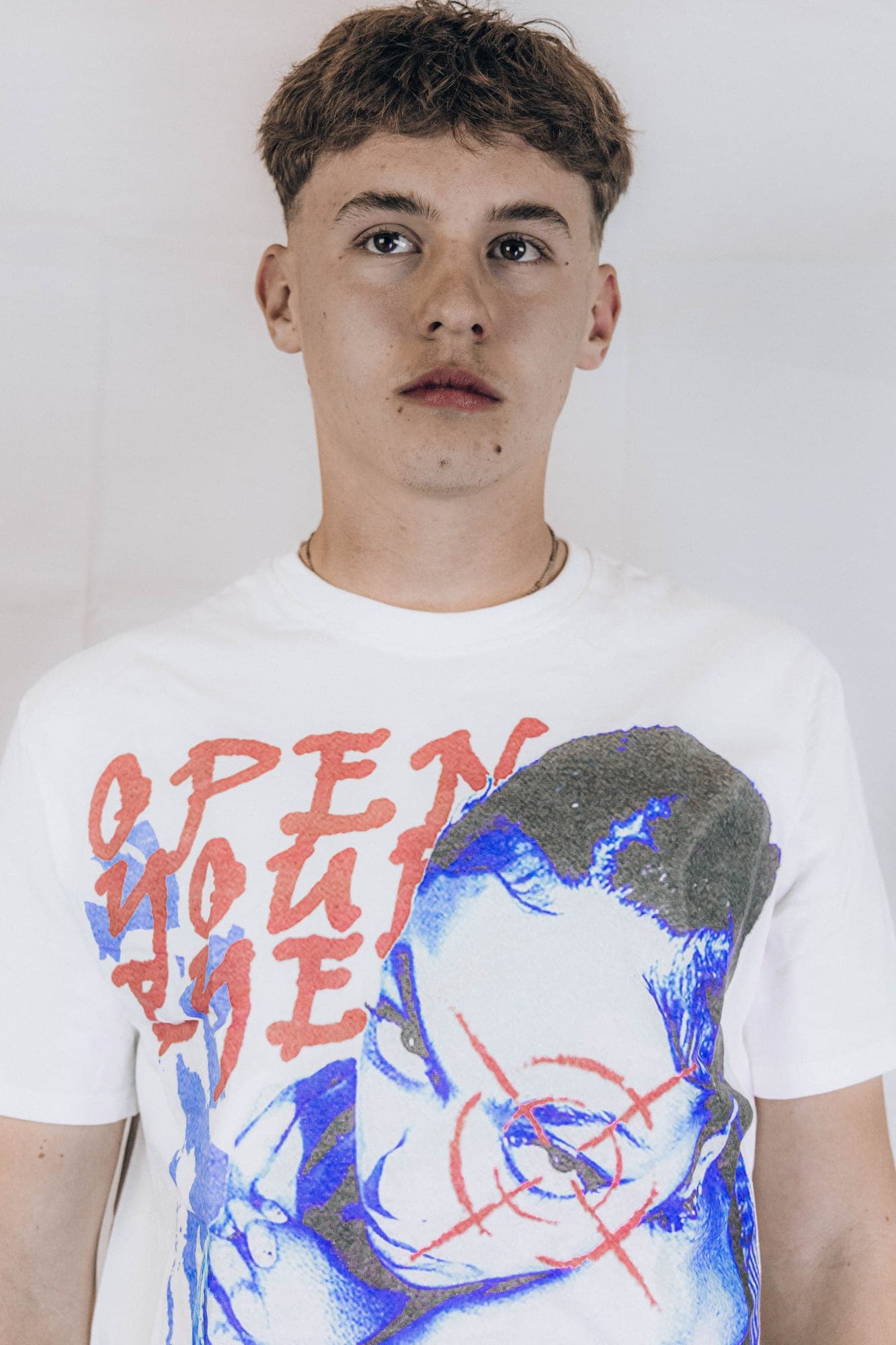 Bližnji lookbook portret modela v majici z avtorskim tiskom