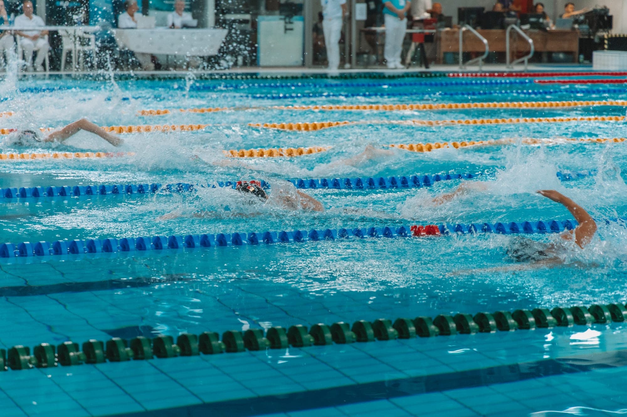 Plavalci med tekmo v olimpijskem bazenu